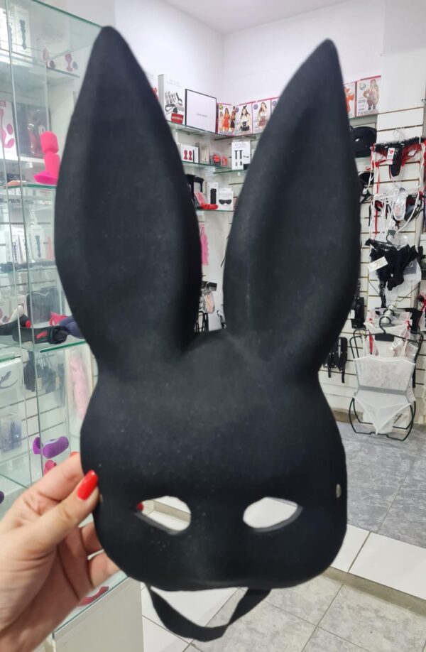 Mascara de conejo negro
